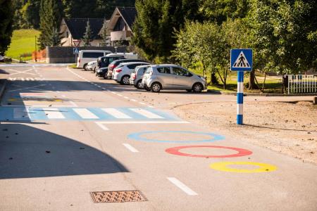 Arhitekturno oblikovane talne označbe za varnost otrok pri Podružnični šoli Višnja 2